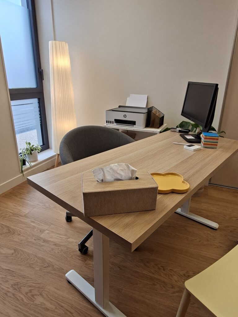 Cabinet diététique à Honfleur avec bureau et chaises